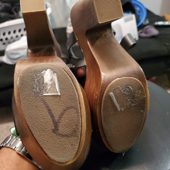 Heels - Picture 3 of 3